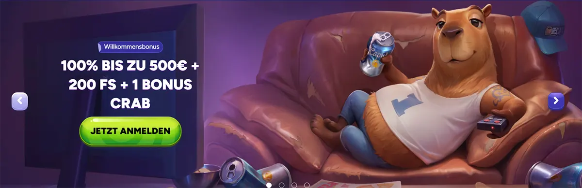 German welcome bonus banner showing a cartoon bear lounging on a sofa with a drink and remote, promoting “100% bis zu 500€ + 200 FS + 1 Bonus Crab” with a green “Jetzt anmelden” button.